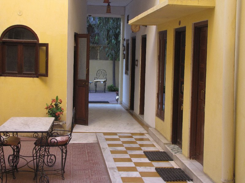 hotel_dera rawatsar.jpg - De tweede dag worden we opgepikt door onze chauffeur en vertrekken we naar Jaipur.We verblijven hier in een gezellig hotel: hotel Dera rawatsar. het hotel heeft allemaal kamers die gelegen zijn aan smalle straatjes en kleine pleintjes.